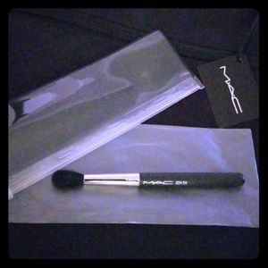 Mac make-up brush